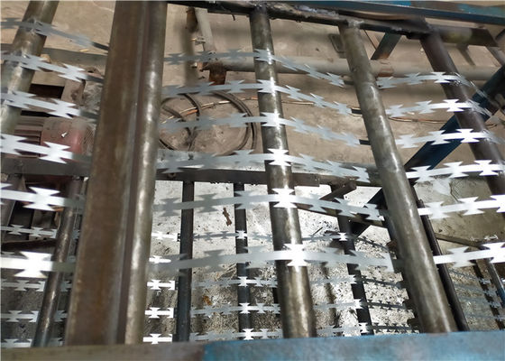 तटीय क्षेत्रों में ब्लेड जस्ती कांटेदार तार कंसर्टिना मेष लैशिंग